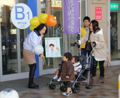 小川幹事も親子連れにハイ！どうぞ！