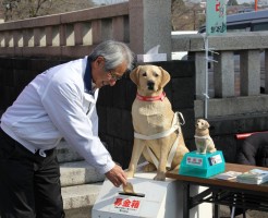 盲導犬募金を行う後藤会長