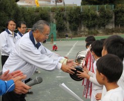 渡井会長より優勝カップの授与