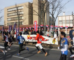 横断幕を広げて選手を応援